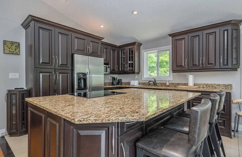 South Bruce Peninsula Ski Chalet | 7-bed w/Starlink , v-ball near beach!