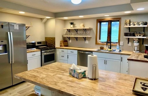 Decorah Cabin | 7 bedroom/3 bathroom Decorah Lodge on private Creek - SLEEPS 20