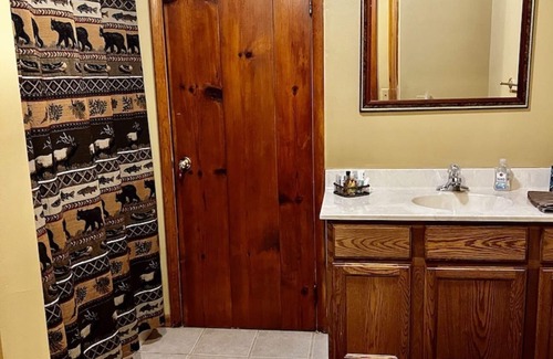 Decorah Cabin | 7 bedroom/3 bathroom Decorah Lodge on private Creek - SLEEPS 20