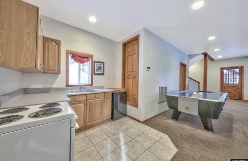 Upper Kingsbury House | 7 Bedroom 4 Bath Private Mountain Retreat with Outdoor Hot Tub and Game Room