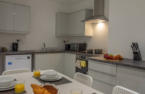 Harrow House | 7 Bedroom 6.5 Bathroom House 2 Parking Quick tube to Central London