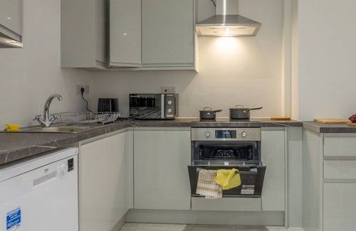 Harrow House | 7 Bedroom 6.5 Bathroom House 2 Parking Quick tube to Central London