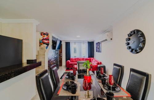 Manga House | 7 Bedroom Gorgeous Vacation Villa - Close to Walled City