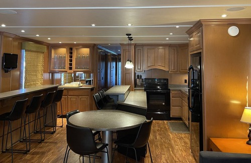 Royal Boat Rental | 7 bedroom houseboat on Lake Ouachita!