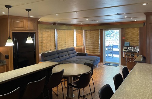 Royal Boat Rental | 7 bedroom houseboat on Lake Ouachita!