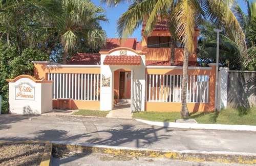 Zona Hotelera Norte House | 7 Bedrooms, Oceanfront, Bike Path to Town