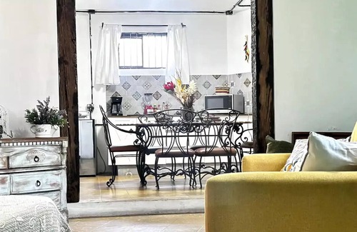 San Pedro Tlaquepaque House | 7 Bedrooms 9 Beds 3 Kitchens Rooftop Lounge