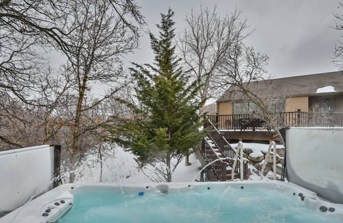 Highland House | 7-Bedroom Retreat - Giant Hot Tub, Gorgeous Mountain Views on 2 Acres!