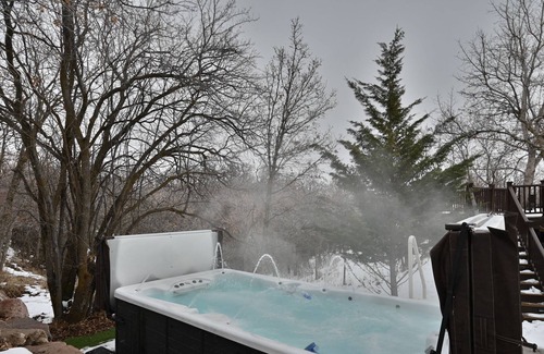 Highland House | 7-Bedroom Retreat - Giant Hot Tub, Gorgeous Mountain Views on 2 Acres!