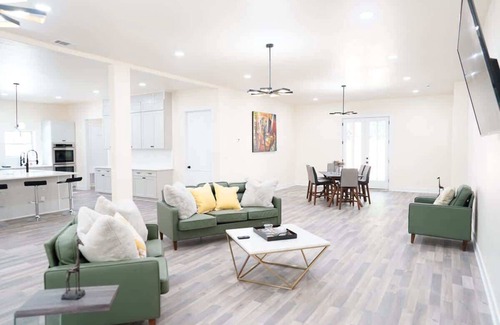 Fayetteville House | 7 Bedroom Retreat - Perfect For Large Groups