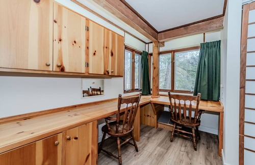 Muskoka Lakes House | 7-bedroom Sun drenched Cottage