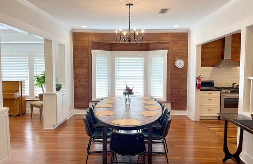 Midtown House | 7-bedroom vacation home just 4 minutes drive to River Walk