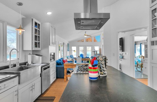 York House | 7 BR Private Peninsula & Houseboat LUX Isle Beach Lake Panoramic views Hot Tub