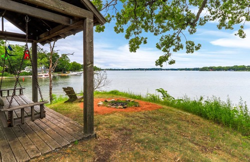 Powers Lake House | 7 BR Retreat Lake Estate - 3 Huge Family Rooms *Sleeps 22 in Beds*