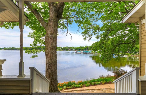 Powers Lake House | 7 BR Retreat Lake Estate - 3 Huge Family Rooms *Sleeps 22 in Beds*
