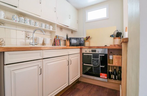Monmouth Cottage | 7 GLENDOWER STREET, pet friendly, with a garden in Monmouth