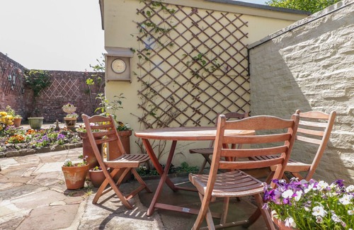Monmouth Cottage | 7 GLENDOWER STREET, pet friendly, with a garden in Monmouth