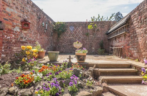 Monmouth Cottage | 7 GLENDOWER STREET, pet friendly, with a garden in Monmouth
