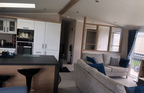 Flookburgh Cabin | 7 Guests - 3 Bedrooms - Pool - Balcony - Parking