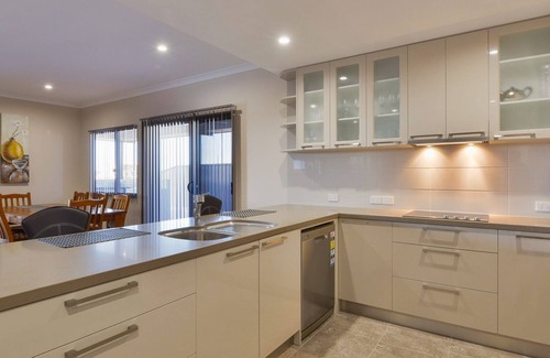 Exmouth House | 7 Kestrel Place - Luxurious Marina Home with a Private Jetty and Pool