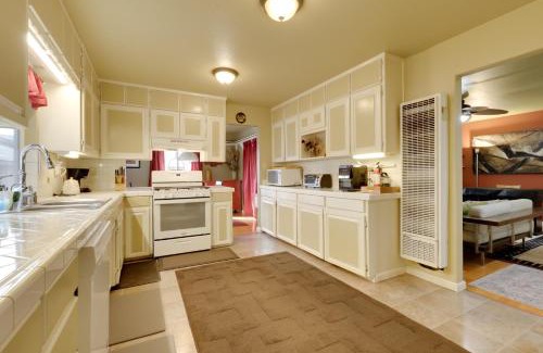 Middletown House | 7 Mi to Clear Lake Home with Peaceful Deck!