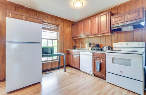 Bedford Apartment | 7 Mi to Downtown Toledo: Pet-friendly Apartment