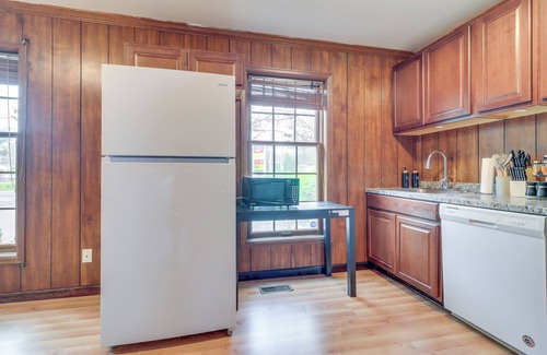 Bedford Apartment | 7 Mi to Downtown Toledo: Pet-friendly Apartment