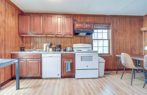 Bedford Apartment | 7 Mi to Downtown Toledo: Pet-friendly Apartment