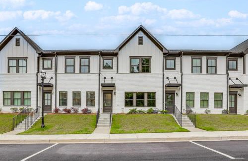 Atlanta House | 7 Mi to Dtwn Sleek Retreat in Atlanta!