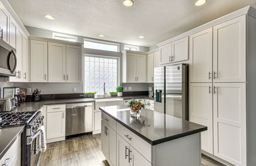 Cedar Hills House | 7 Mi to Dwtn Portland - Home w/Patio!