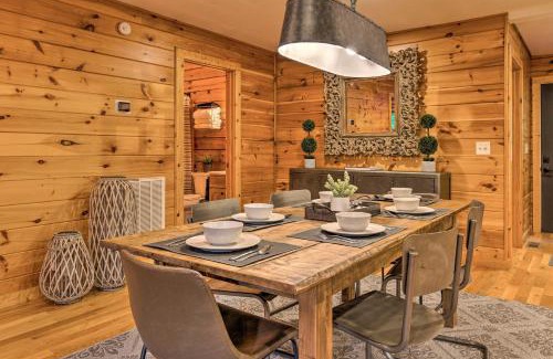 Mars Hill House | 7 Mi to Ski Slopes Mars Hill Cabin with Hot Tub!