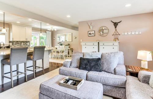 Ellsworth House | 7 Mi to Vancouver Waterfront Sleek Home with Yard!