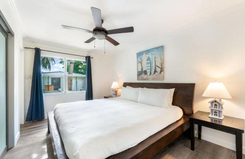 Seven Mile Beach Apartment | 7 Mile Beach, 2BR Ground Floor Oceanfront Condo with Pool and large Patio, Sleeps 6