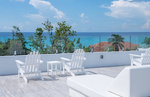 West Bay Condo | 7 Mile Beach Condo with Pool View and Rooftop