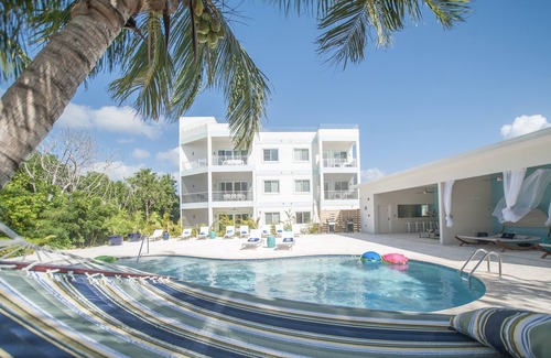 West Bay Condo | 7 Mile Beach Condo with Pool View and Rooftop