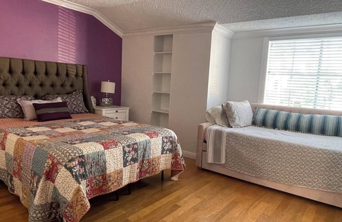 Mount Wilson House | 7 miles to downtown LA quiet safe home with 2 car garage .