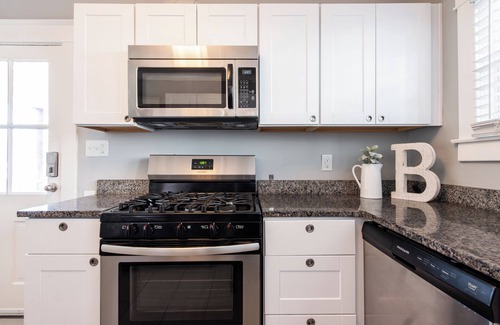 Beechmont House | 7 min to KY Derby-Sleeps 10! Fitness Room, Fully Fenced Yard
