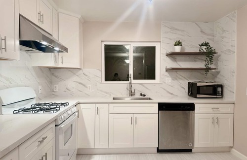 Shoreview House | 7 minutes away from SFO！Experience a freshly remodeled modern tranquil residence
