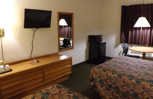 Waldron Hotel | 7 minutes from MCI Airport
