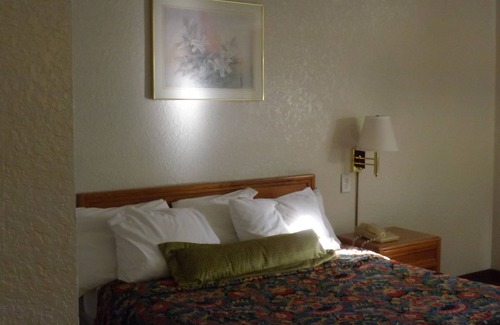 Waldron Hotel | 7 minutes from MCI Airport