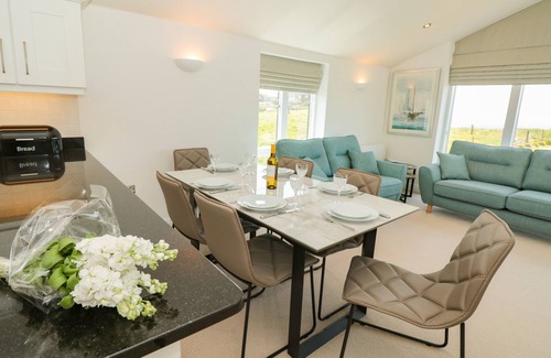 Burgh Island Cottage | 7 OCEAN'S EDGE, family friendly, with pool in Thurlestone