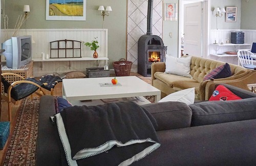 Roke House | 7 person holiday home in RÖKE