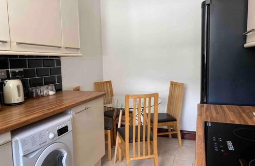 Cwmbrwla Apartment | 7 Person Home Flat W/parking - Near Swansea Centre