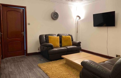Cwmbrwla Apartment | 7 Person Home Flat W/parking - Near Swansea Centre