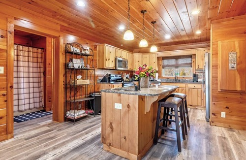 Rutherfordton Cabin | 7 person new HOT TUB at Stunning Log Cabin 4 bed 4 full bath 5 min to TIEC
