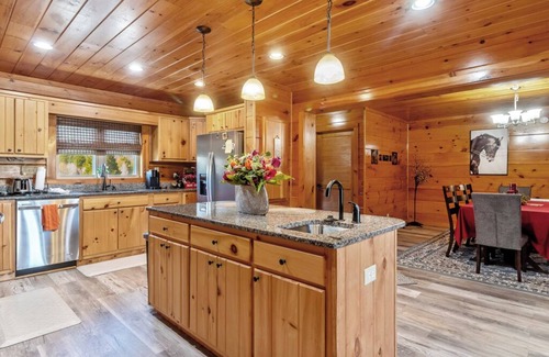 Rutherfordton Cabin | 7 person new HOT TUB at Stunning Log Cabin 4 bed 4 full bath 5 min to TIEC
