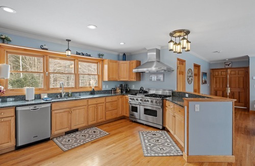 Thornton House | 70 acre White Mountain estate - trails, views, privacy