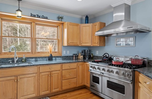 Thornton House | 70 acre White Mountain estate - trails, views, privacy