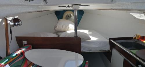 Parque das Nacoes Boat Rental | 70's Tiny Boat