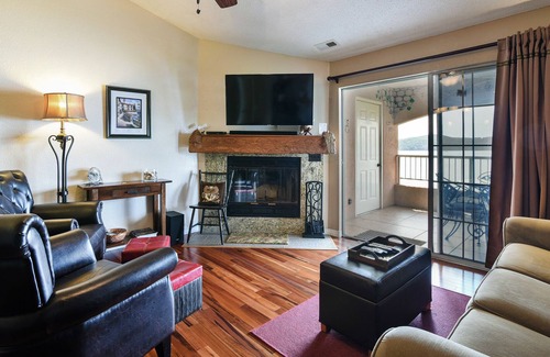 Hollister Condo | 700 Emerald Point